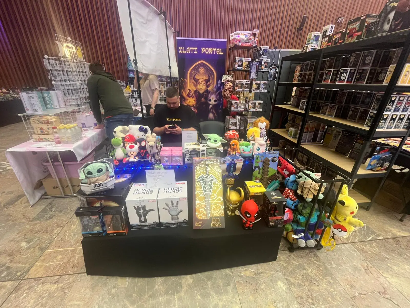 Izbor anime, fantasy in geek izdelkov na stojnici Zlati Portal.