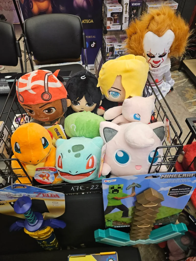Pisani anime plushi in geek izdelki na razstavni stojnici Zlati Portal.