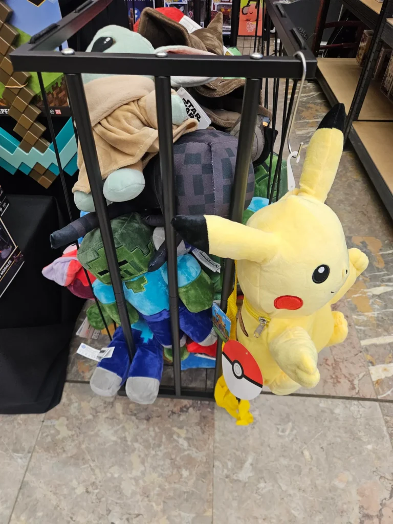 Pikachu plush igrača iz Pokemon sveta na stojnici Zlati Portal.