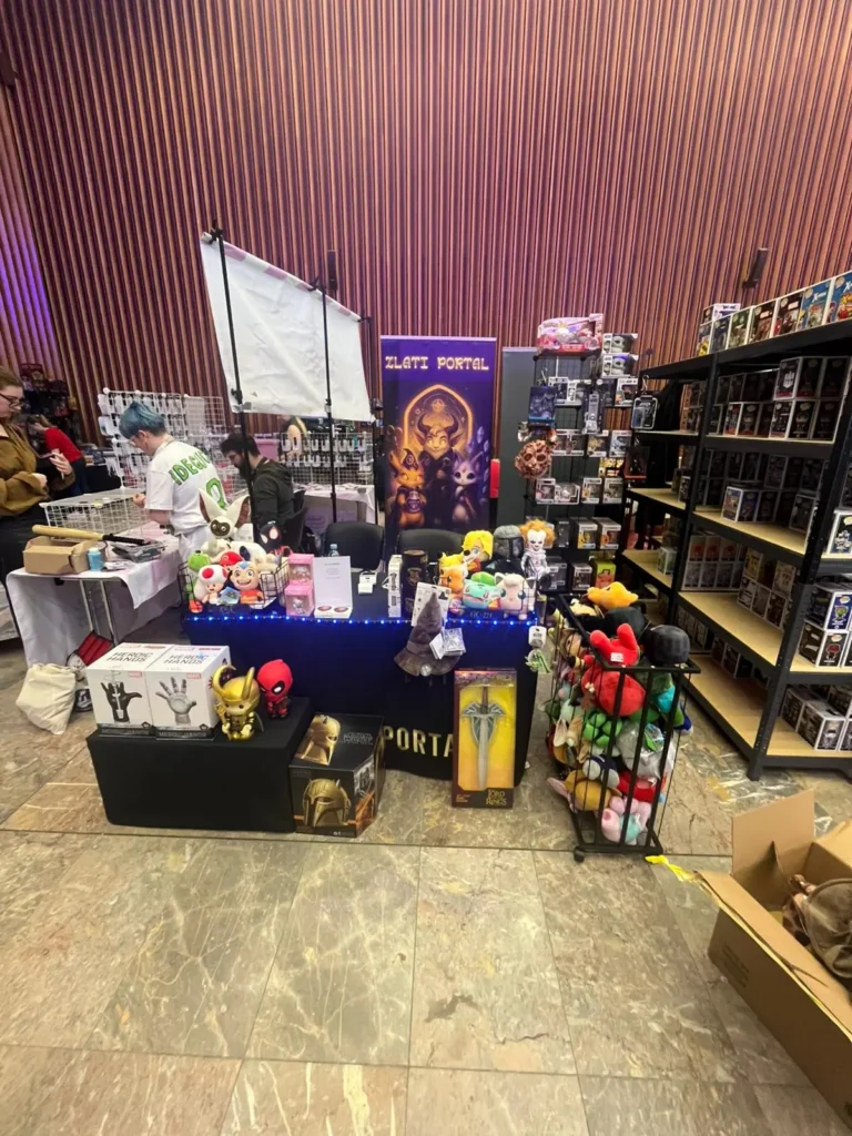 Razstavni prostor Zlati Portal z geek izdelki in fantasy motivi.