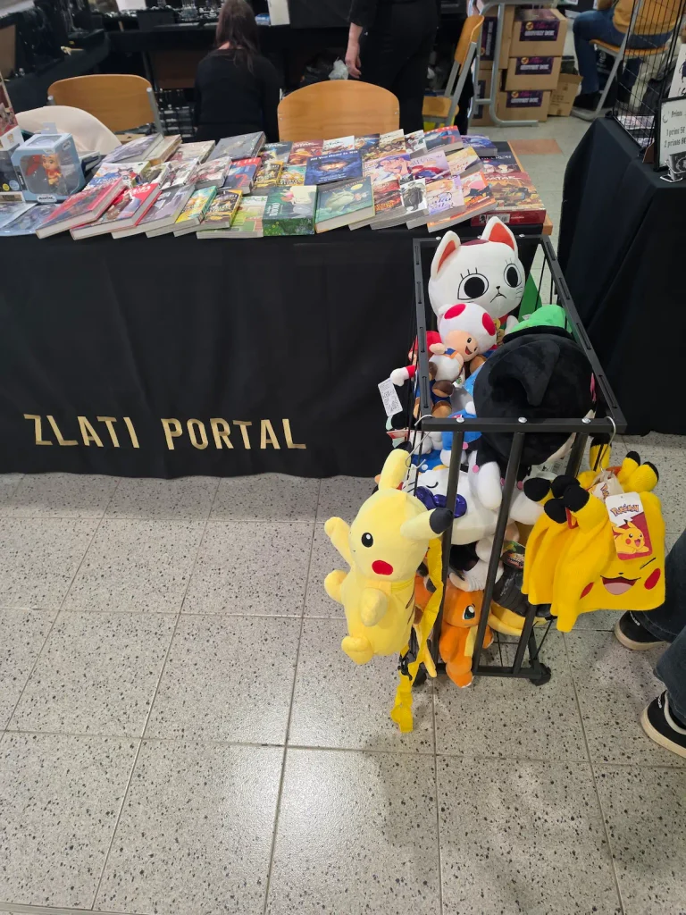 Pliši in anime izdelki na stojnici Zlatega Portala na MariConu 2026